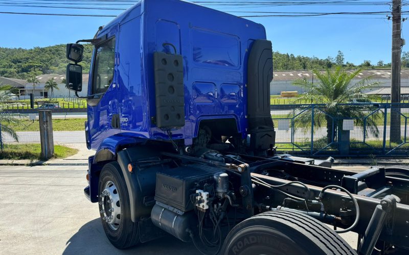 Caminhão Volvo VM 330 Bitruck 8x2 (20)