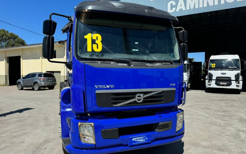 Caminhão Volvo VM 330 Bitruck 8x2 (23)