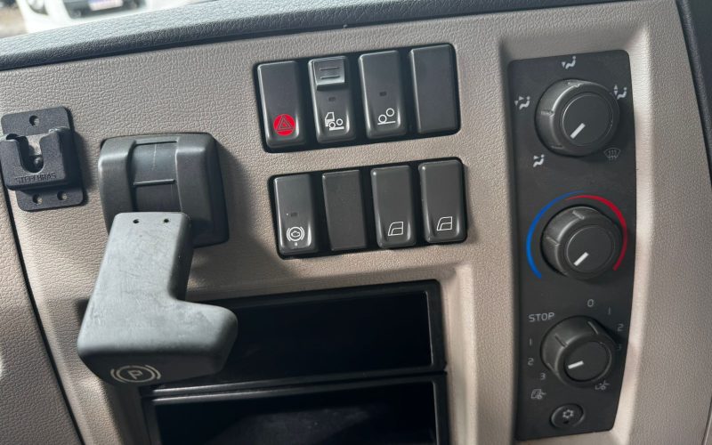 WhatsApp Image 2025-11-06 at 14.37.05 (2)