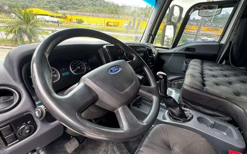 ford cargo 2429 baú (15)