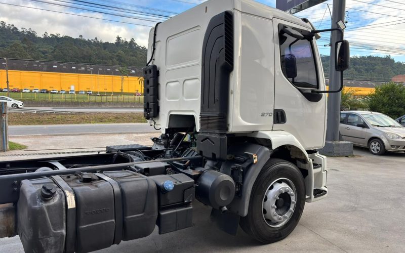 volvo vm 270 ano 2013 (6)