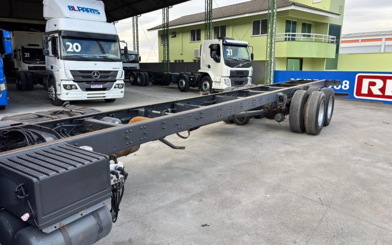 volvo vm 270 ano 2013 (8)